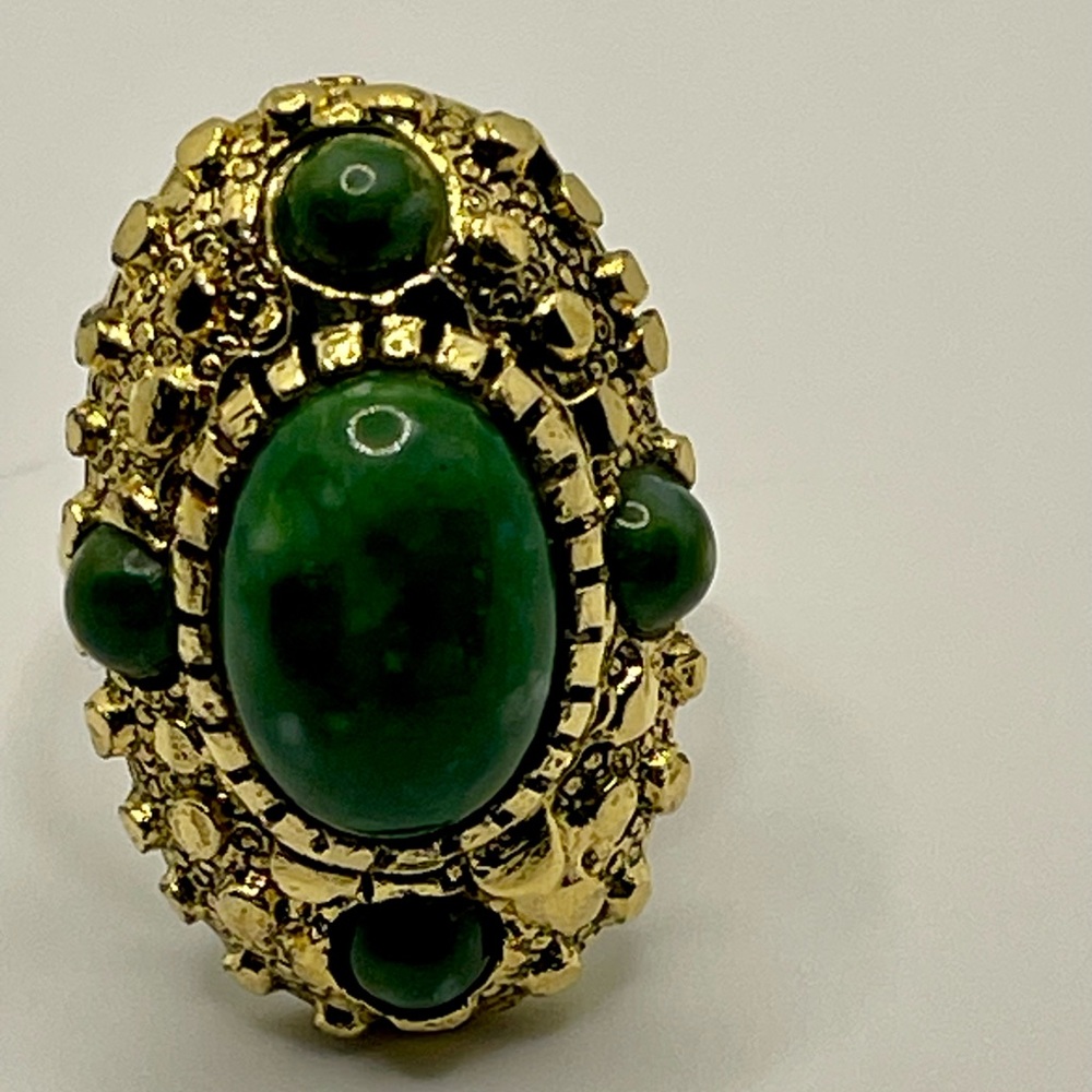Elegant Green Stone Ring - Picture 5 of 13